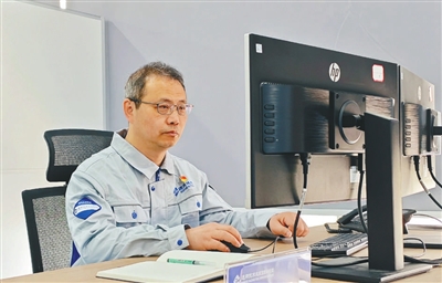 尚竞配资 劳模风采·全国劳动模范｜严昊明：勇跳“龙门” 摘取高端机床制造的“明珠”